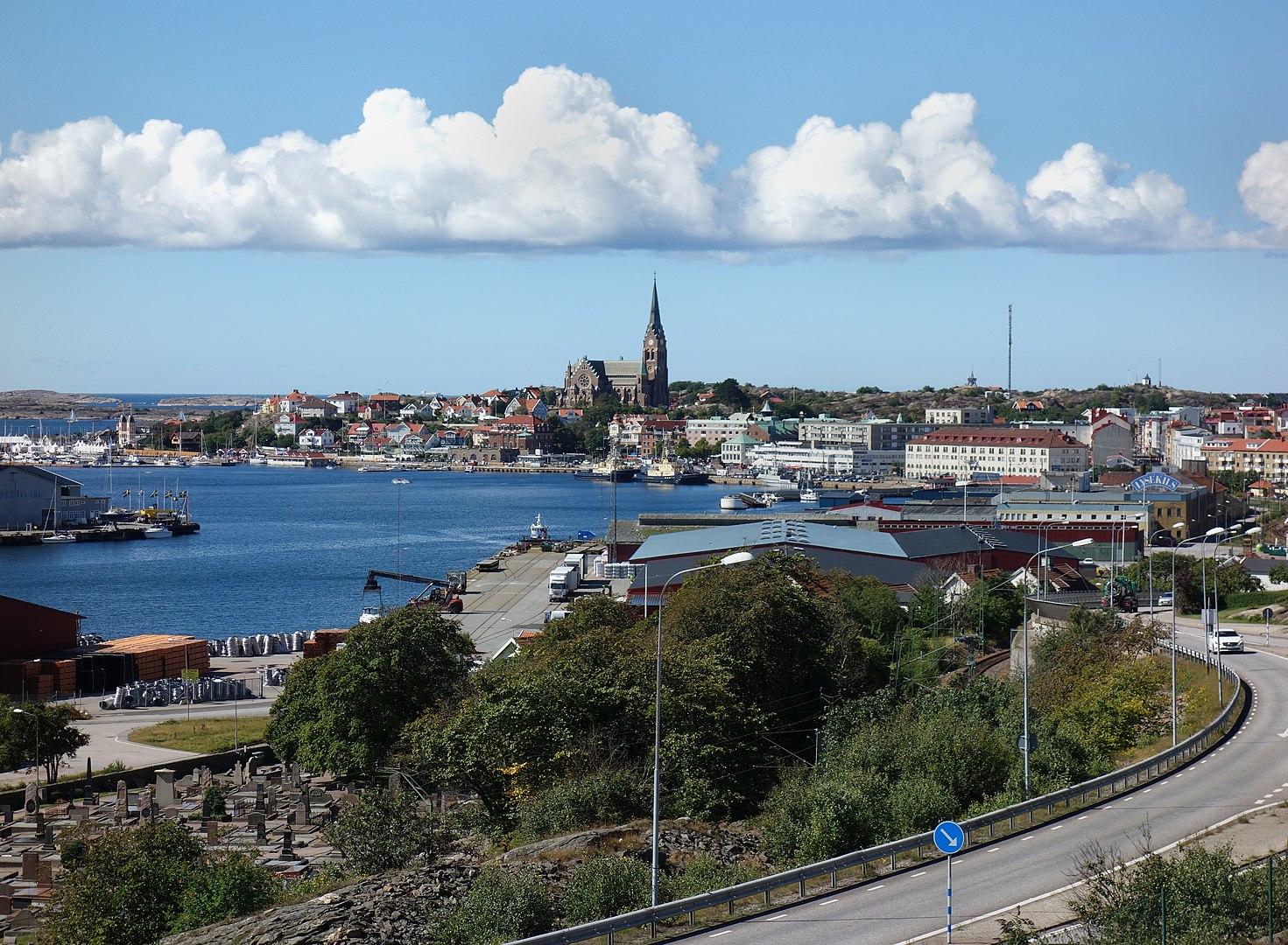 1471px Sodra hamnen och Landsvagsgatan i Lysekil